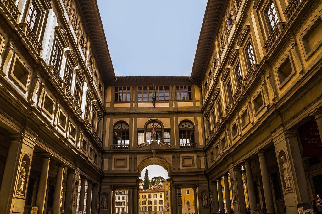 Uffizi courtyard looking towards the Arno
